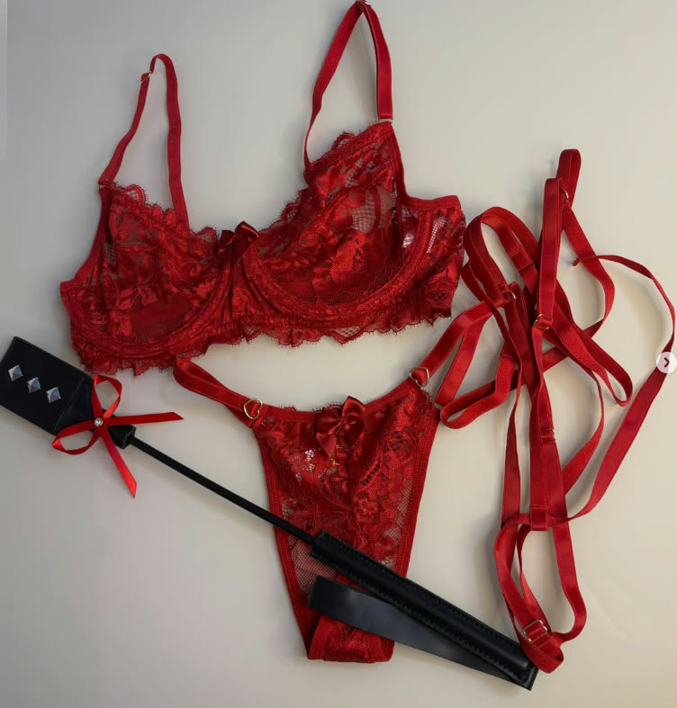 Lencería de encaje rojo