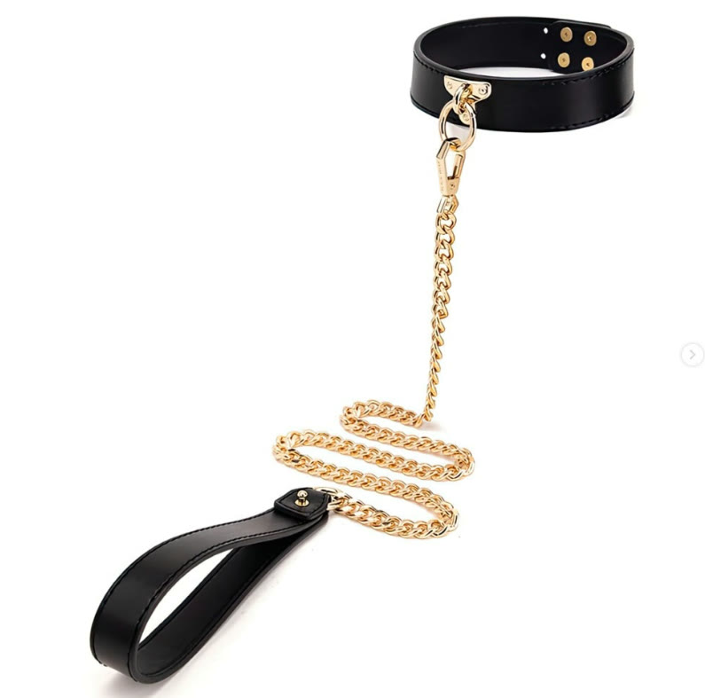 Accesorio negro con cadena dorada